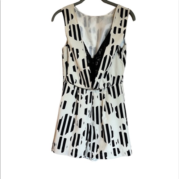 🆕 NWT Topshop Cloud Print Romper- sexy swoop open back, with black lace inlet - Picture 4 of 5